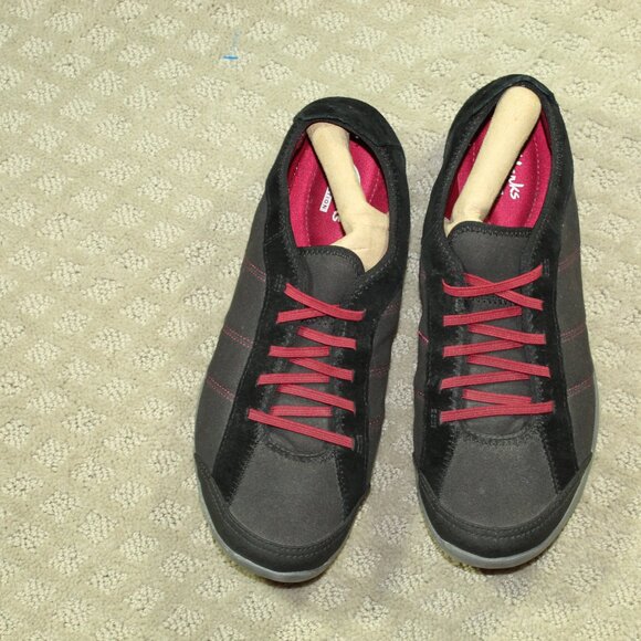 Clarks Women's 8W Black Maroon Elastic Fixed Laces Sneakers - Picture 2 of 6